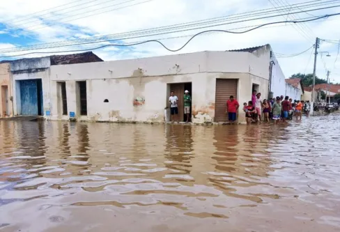 Imagem descritiva da notícia Rompimento de barragem provoca inundações e alagamento no Ceará