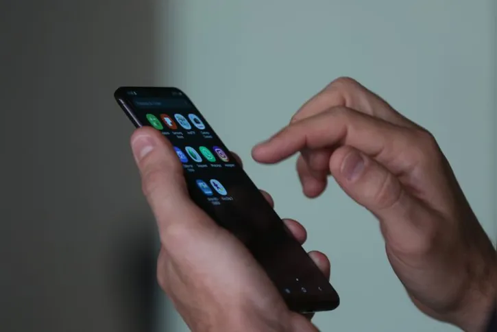 Imagem ilustrativa da imagem Apenas 37% das pessoas que usam internet no celular checam informações