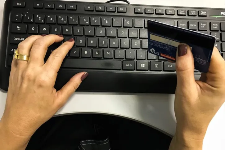 Imagem ilustrativa da imagem Apenas 37% das pessoas que usam internet no celular checam informações
