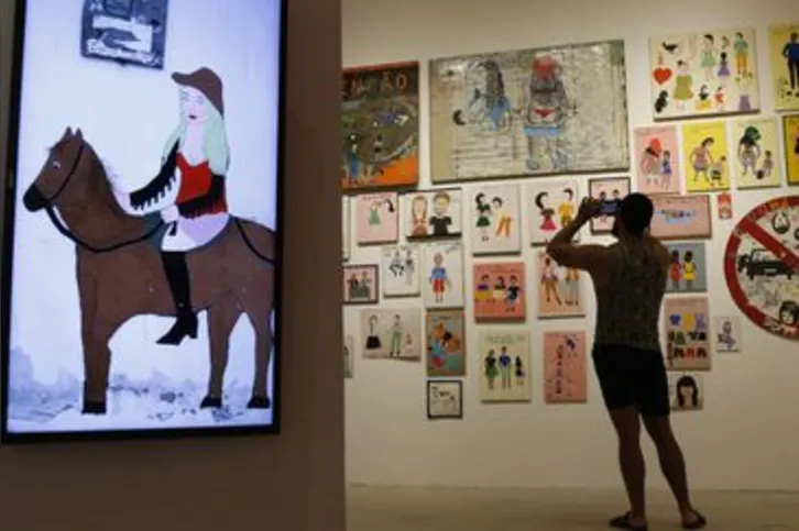 Imagem ilustrativa da imagem Artista alagoana expõe no Rio pinturas sobre novelas e cotidiano rural