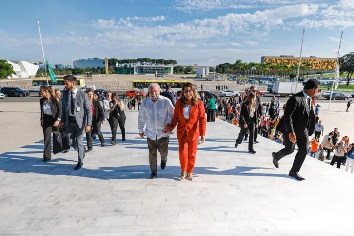 Imagem ilustrativa da imagem Lula desce rampa do Planalto e defende prédios públicos sem grades