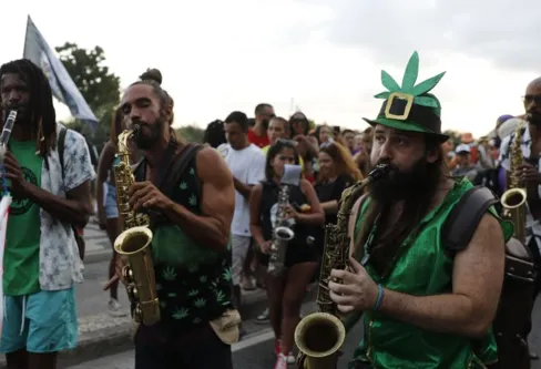 Imagem descritiva da notícia Marcha da Maconha no Rio defende legalização que inclua favelas