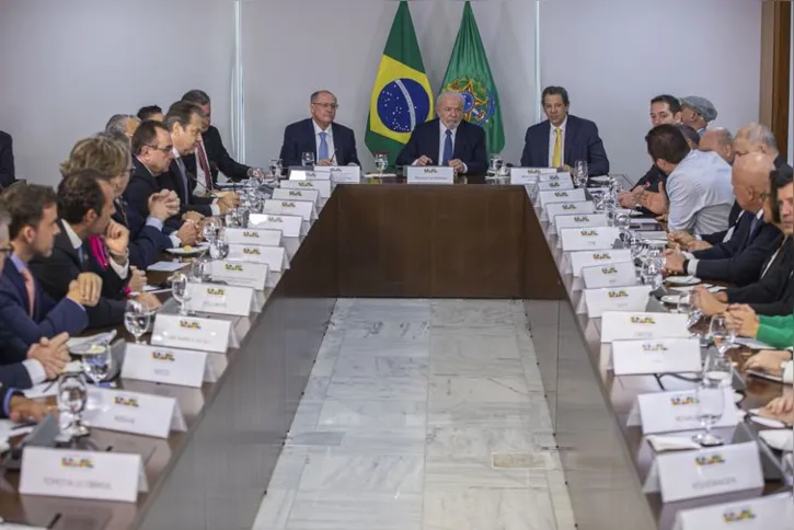 Imagem ilustrativa da imagem Governo anuncia redução de até 10,96% no preço de carros novos