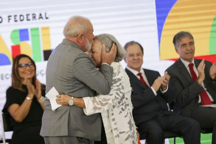 Imagem ilustrativa da imagem Pesquisadores recuperam condecorações revogadas no governo passado