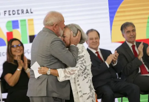 Imagem descritiva da notícia Pesquisadores recuperam condecorações revogadas no governo passado