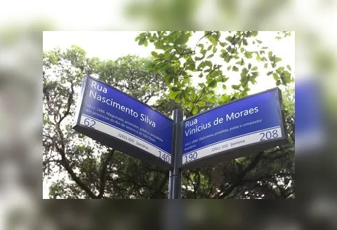 Imagem descritiva da notícia Renato Russo ganha homenagem em rua eternizada pela bossa-nova