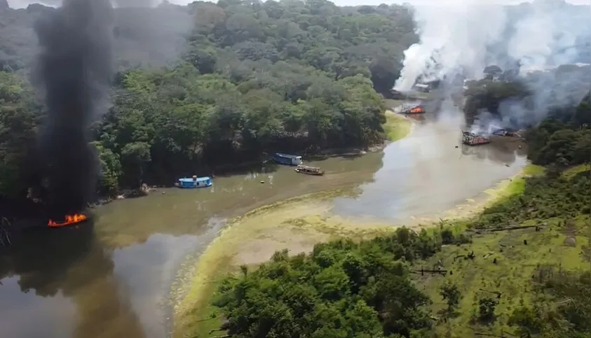 Imagem ilustrativa da imagem PF queima 302 balsas de garimpo no Rio Madeira, no Amazonas