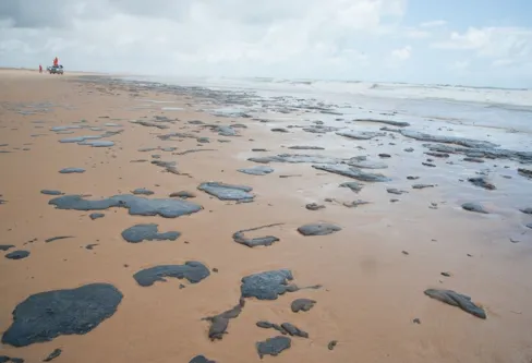 Imagem descritiva da notícia Após 4 anos, pescadores ainda pedem reparação por vazamento de óleo