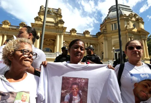 Imagem descritiva da notícia Familiares de vítimas de violência policial pedem justiça no Rio
