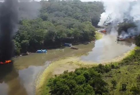 Imagem descritiva da notícia PF queima 302 balsas de garimpo no Rio Madeira, no Amazonas