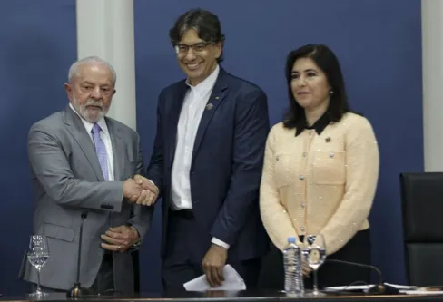 Imagem descritiva da notícia Professor márcio Pochmann toma posse como presidente do IBGE