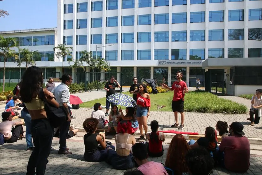 Imagem descritiva da notícia Estudantes da USP entram em greve e fazem ato em frente à reitoria