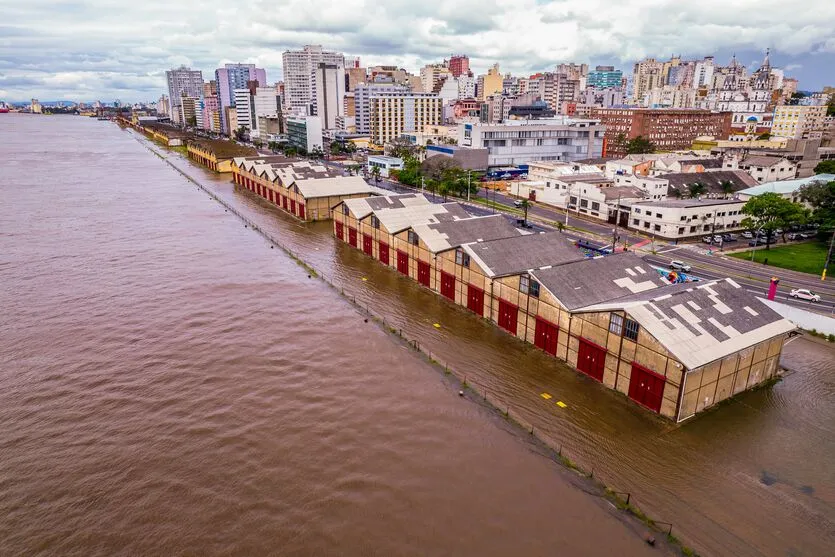 Imagem descritiva da notícia Ministros visitam regiões afetadas por tempestades no RS