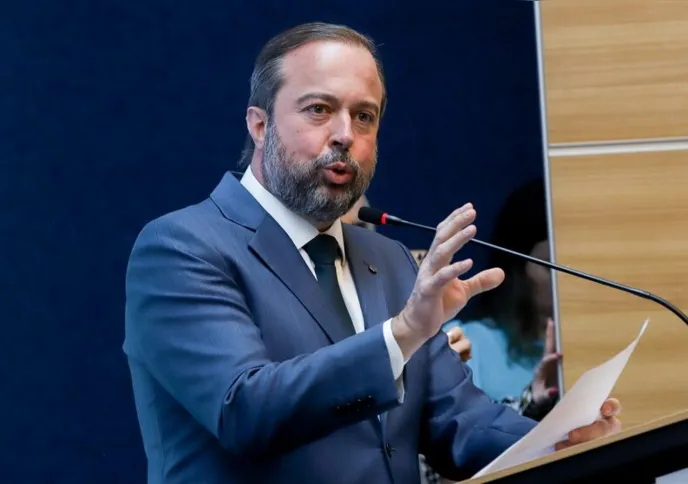 Imagem ilustrativa da imagem Governo cria normas para compartilhamento de postes de energia