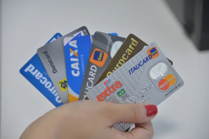 Imagem ilustrativa da imagem Juros médios dos bancos seguem em queda para 43,5% ao ano