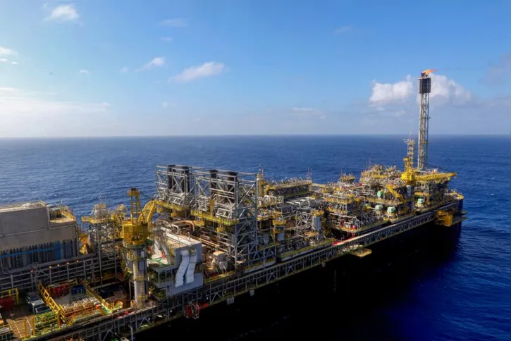 Imagem ilustrativa da imagem Plataforma de petróleo: saiba como é o dia a dia na "Avenida Brasil"