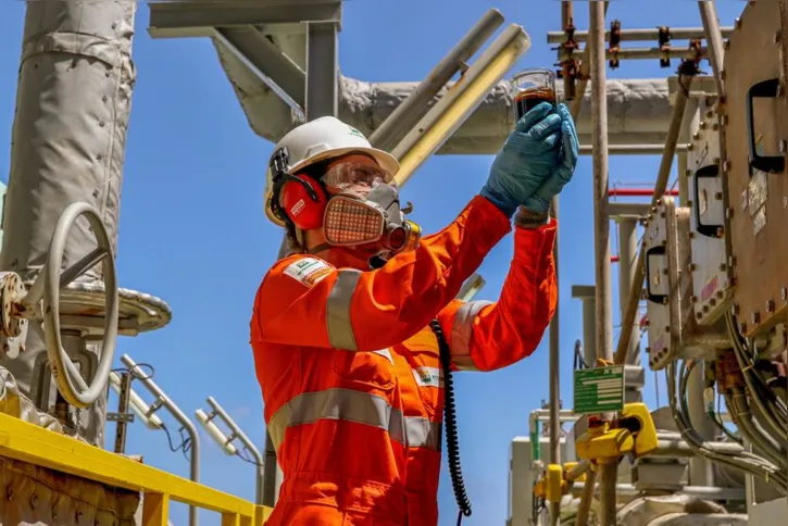 Imagem ilustrativa da imagem Plataforma de petróleo: saiba como é o dia a dia na "Avenida Brasil"