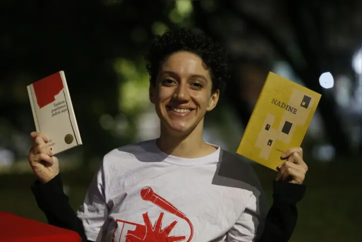 Imagem ilustrativa da imagem Poeta vencedora do Prêmio Jabuti transita do slam à literatura grega