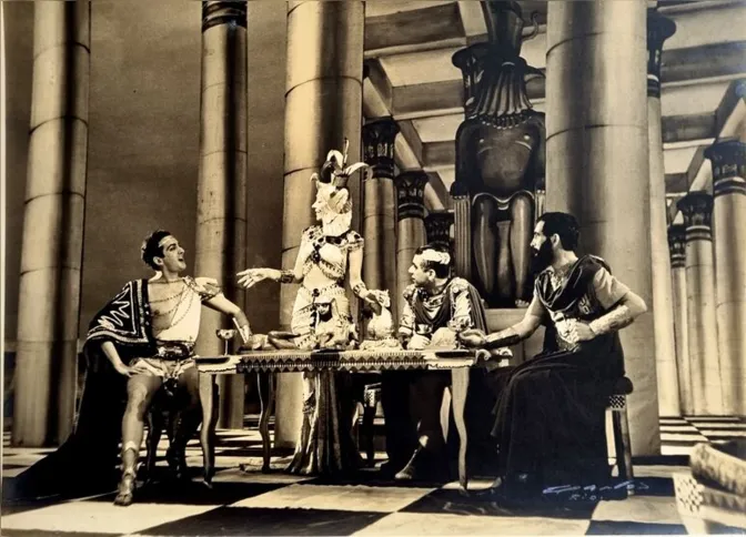 Imagem ilustrativa da imagem Teatro Dulcina, que escapou de leilão, guarda tesouro cultural