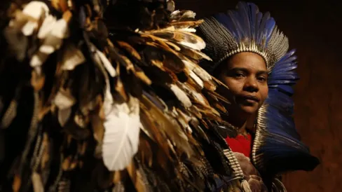 Imagem descritiva da notícia Museu das Culturas Indígenas exibe manto sagrado Tupinambá até domingo