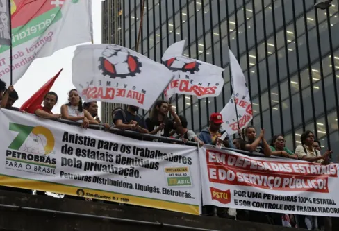 Imagem descritiva da notícia Ato pela Petrobras e pelas estatais reúne diversas categorias no Rio