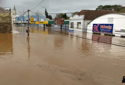Imagem descritiva da notícia Ciclone deixa 22 mortos e causa enchentes na Região Sul