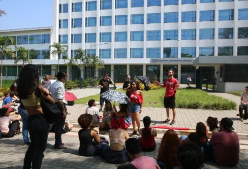 Imagem descritiva da notícia Estudantes da USP entram em greve e fazem ato em frente à reitoria