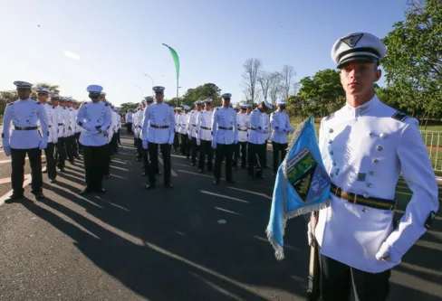 Imagem descritiva da notícia Militares defendem formação; pesquisadores criticam currículo
