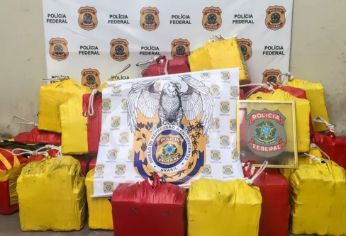 Imagem descritiva da notícia PF combate tráfico internacional de drogas em cinco estados