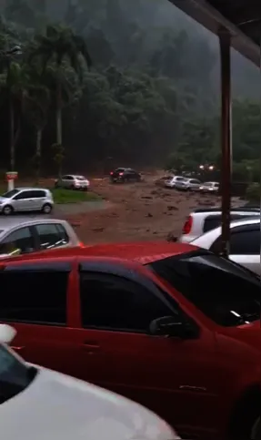 Imagem ilustrativa da imagem Chuva alaga ruas de Teresópolis; sirenes foram acionadas