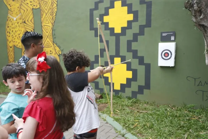 Imagem ilustrativa da imagem Crianças se divertem com brincadeiras tradicionais guarani
