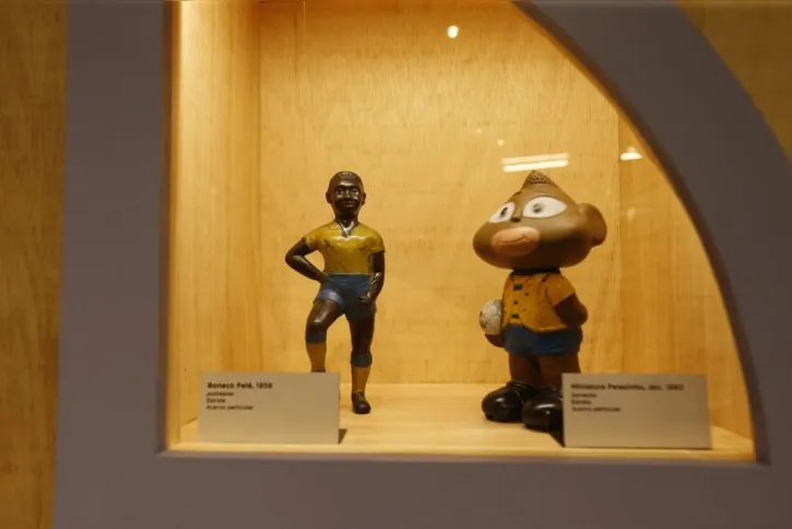 Imagem ilustrativa da imagem Exposição retrata memória afetiva de brinquedos inspirados no futebol