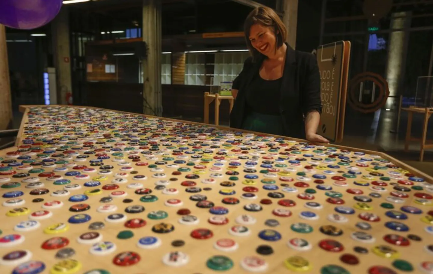 Exposição retrata memória afetiva de brinquedos inspirados no futebol