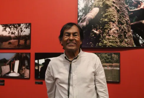 Imagem descritiva da notícia Exposição retrata jornada de Ailton Krenak por comunidades na Amazônia