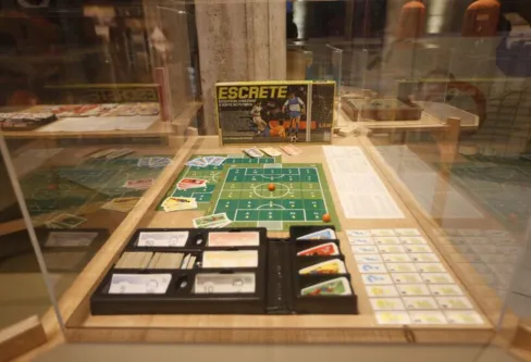 Imagem descritiva da notícia Exposição retrata memória afetiva de brinquedos inspirados no futebol