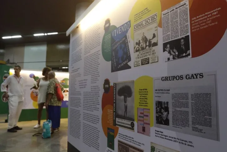 Imagem ilustrativa da imagem Amor e luta: exposição no Rio conta trajetória do movimento LGBTI+