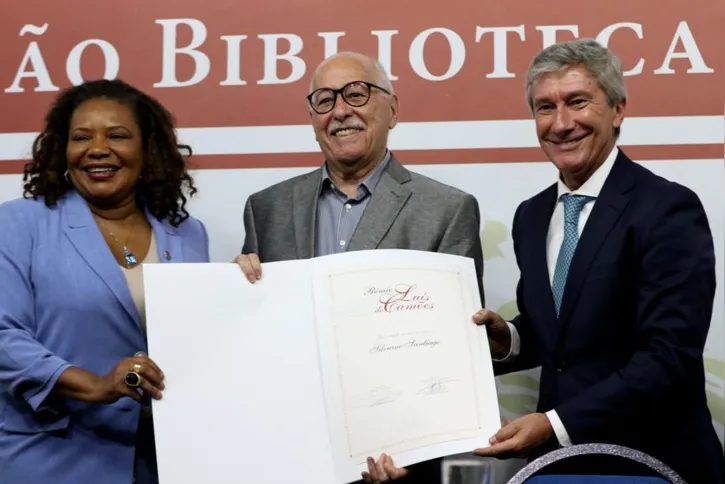 Imagem ilustrativa da imagem Escritor Silviano Santiago recebe Prêmio Camões na Biblioteca Nacional