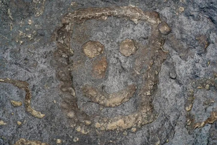 Imagem ilustrativa da imagem Gravuras de sítio arqueológico são vistas durante seca em Manaus