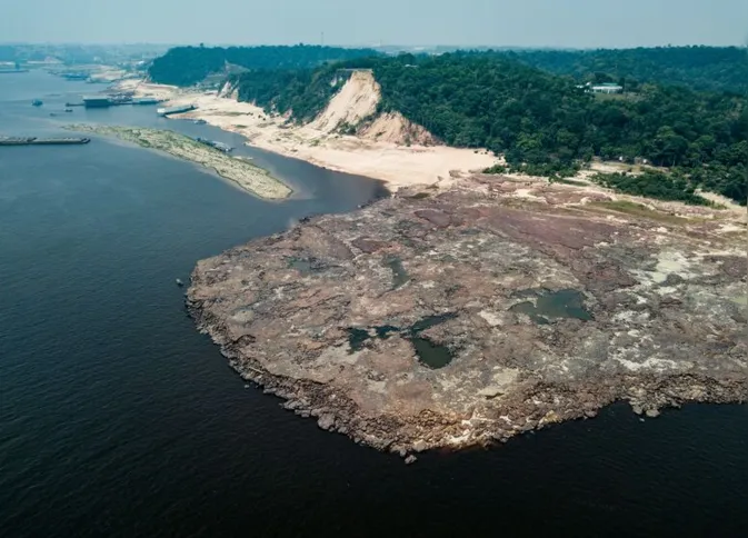 Imagem ilustrativa da imagem Gravuras de sítio arqueológico são vistas durante seca em Manaus