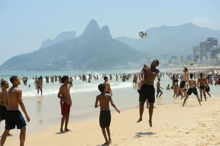 Imagem ilustrativa da imagem Onda de calor atinge 2,7 mil cidades e deve durar até sexta-feira