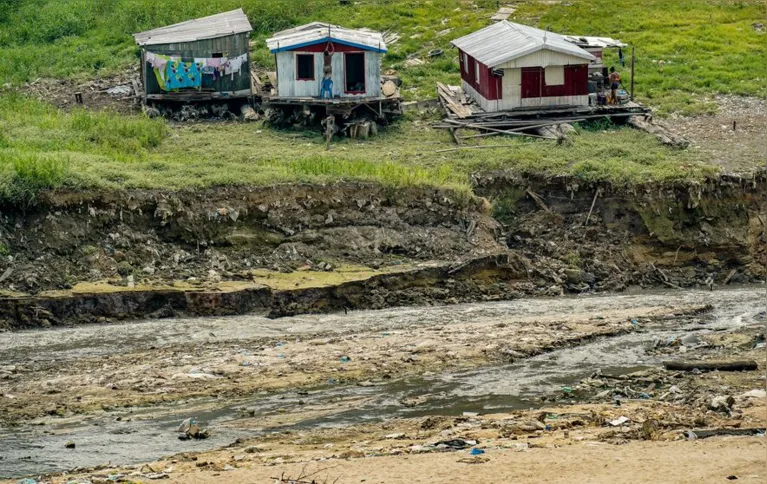 Imagem ilustrativa da imagem Seca no Amazonas cria dificuldades para deslocamento de ribeirinhos