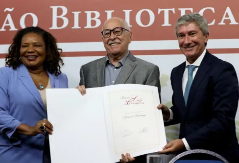 Imagem descritiva da notícia Escritor Silviano Santiago recebe Prêmio Camões na Biblioteca Nacional
