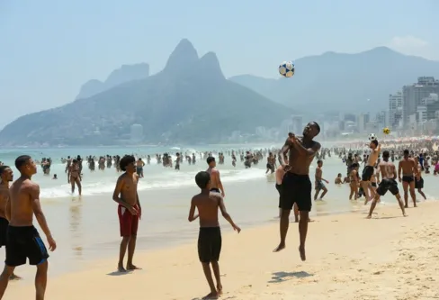 Imagem descritiva da notícia Onda de calor atinge 2,7 mil cidades e deve durar até sexta-feira