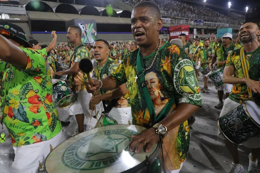 Imagem descritiva da notícia Ensaios técnicos levam emoção do público às escolas de samba do Rio