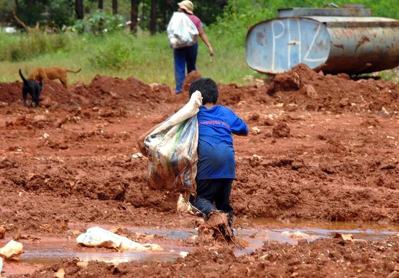 Imagem descritiva da notícia Trabalho infantil cresceu no governo Bolsonaro, diz pesquisa do IBGE