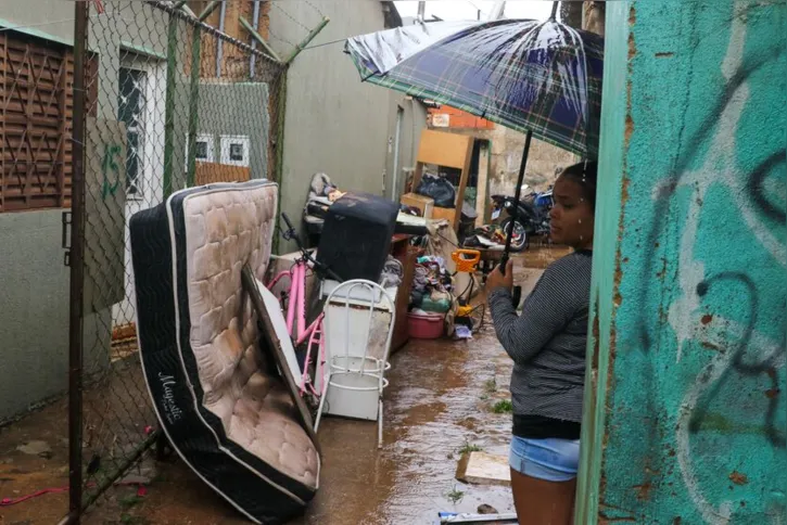 Imagem ilustrativa da imagem Córrego transborda e invade casas em vila a 15 km da Esplanada