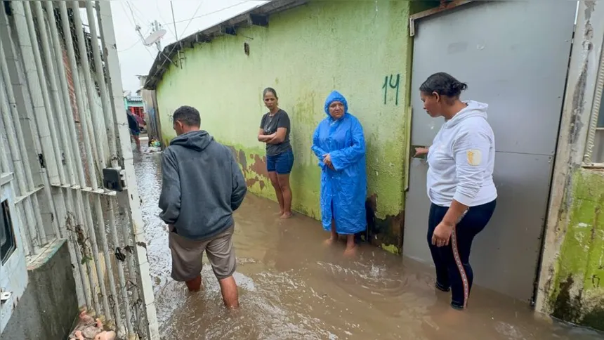 Imagem ilustrativa da imagem Córrego transborda e invade casas em vila a 15 km da Esplanada
