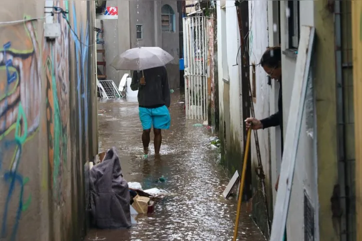 Imagem ilustrativa da imagem Córrego transborda e invade casas em vila a 15 km da Esplanada