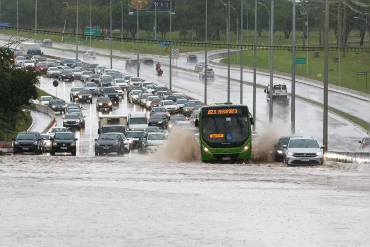 Imagem ilustrativa da imagem Córrego transborda e invade casas em vila a 15 km da Esplanada