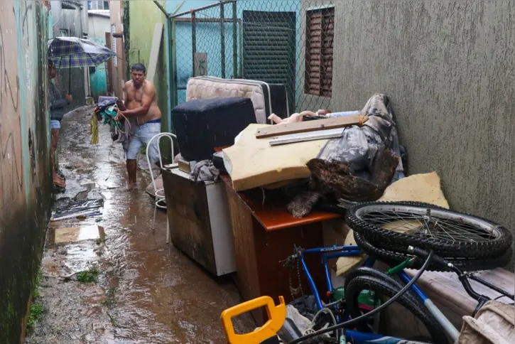 Imagem ilustrativa da imagem Córrego transborda e invade casas em vila a 15 km da Esplanada